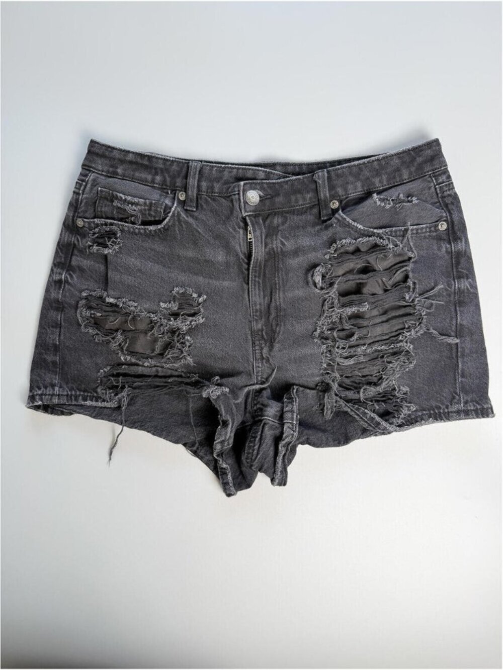 American Eagle Distressed Denim Shorts, Ripped Mom Shorts, High Rise Grunge 32"